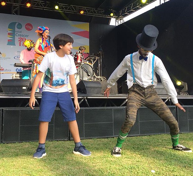 Pedro Henriques Motta, o Pippo do D.P.A., dança com Tio Lazanha no show de Iaiá e os Erês no Festival Crescer 2018 (Foto: Fernando Taliba)