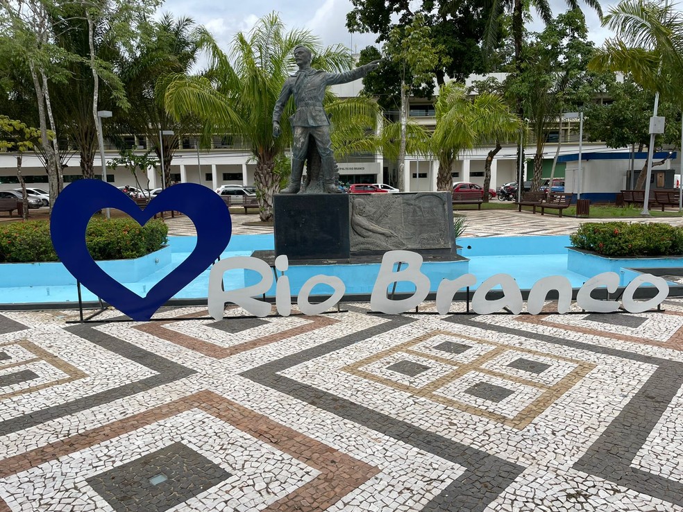 A fonte, que fica na praça central também recebeu a cor azul  — Foto: Ana Paula Xavier/Rede Amazônica Acre