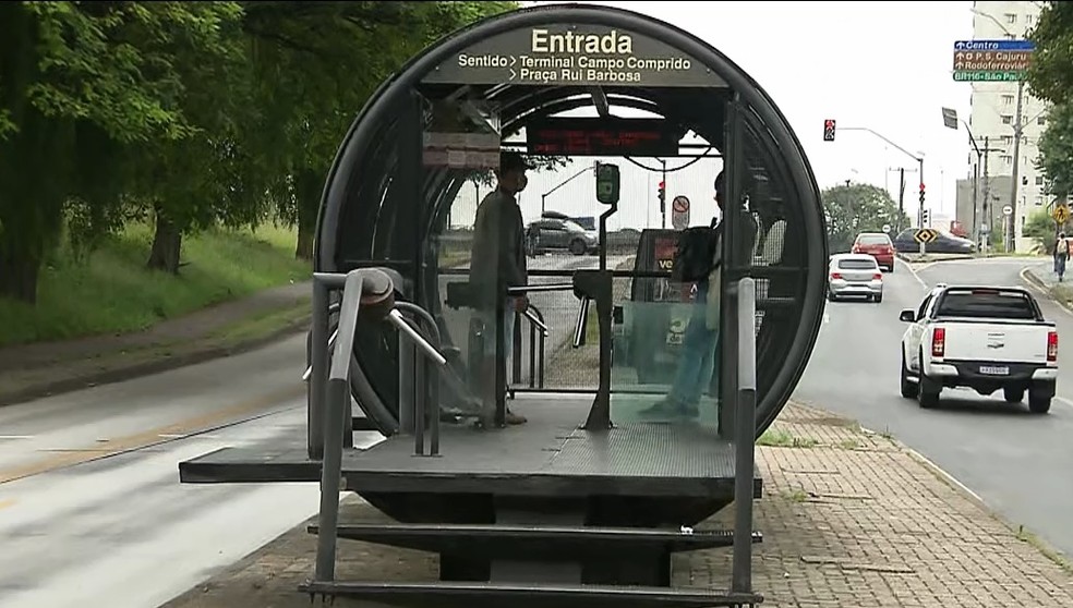Assalto aconteceu perto de estação-tubo de Curitiba — Foto: RPC