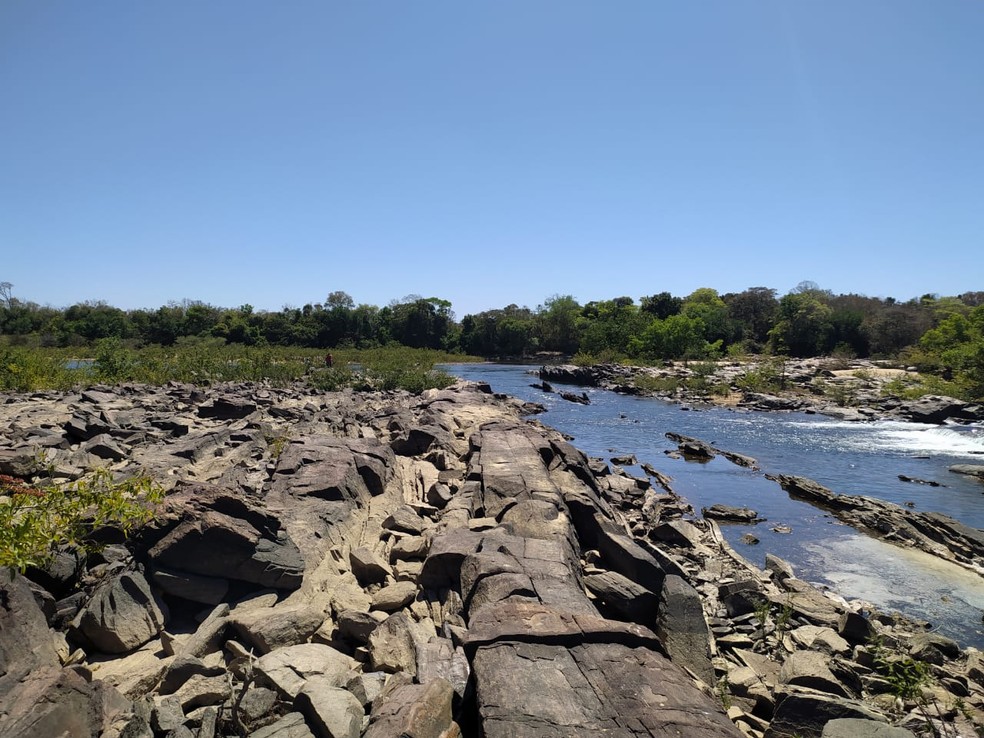 Amigos disseram que a vítima tentou atracessar se segurando em pedras — Foto: Divulgação/Corpo de Bombeiros