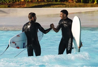 Paulo André e Pedro Scooby surfam juntos (Foto: Instagram)