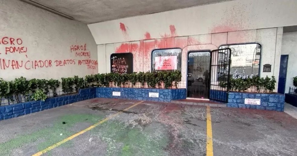 Fechada de gabinete de deputado federal é depredada em Natal — Foto: Divulgação
