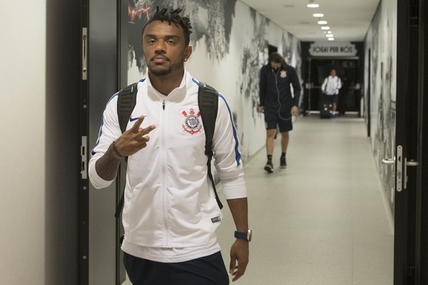 Após boas atuações, Corinthians encaminha compra de Paulo Roberto