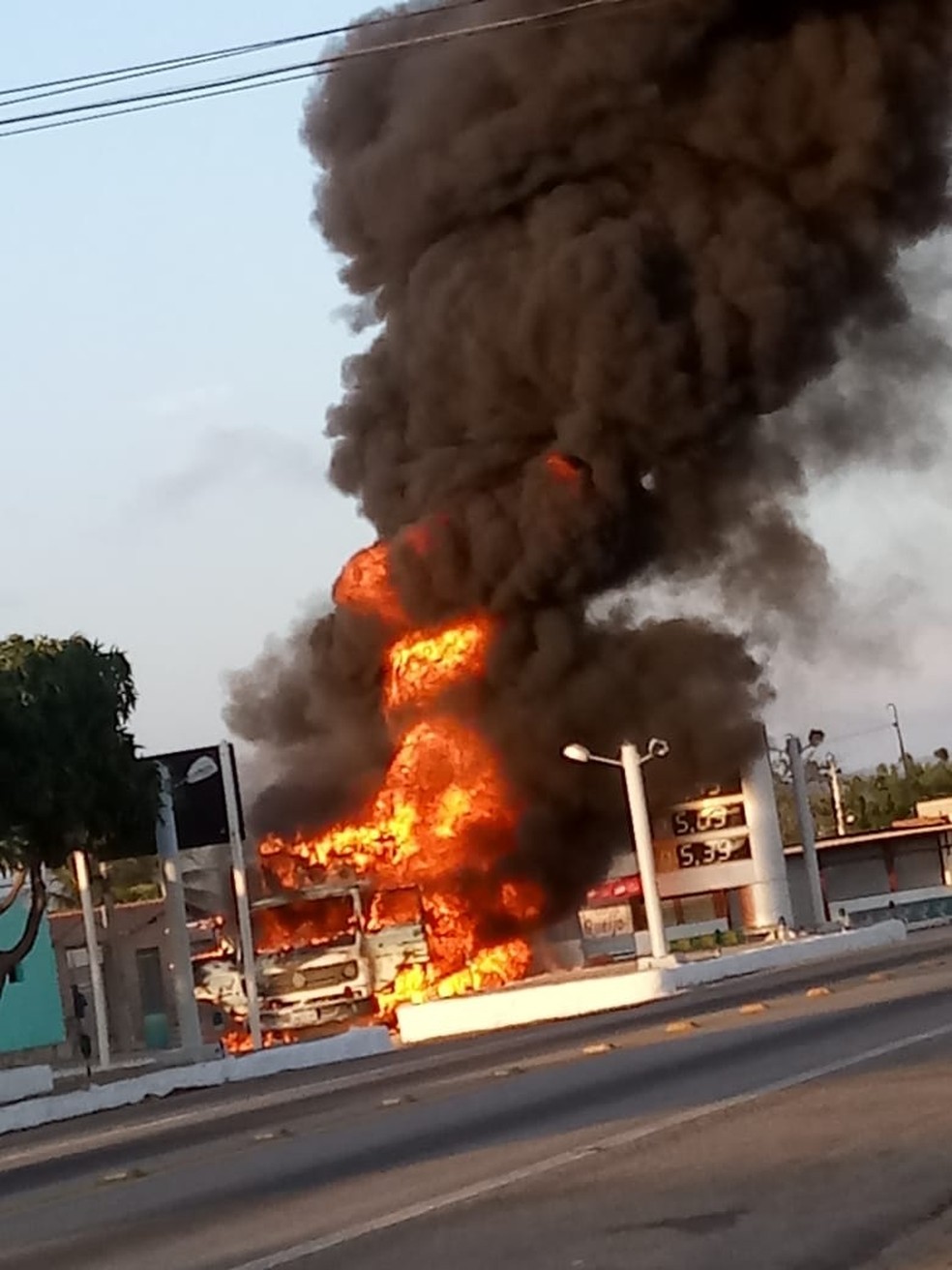 Caminhão baú pegou fogo em um posto de combustíveis na cidade de Caiçara do Rio do Vento. — Foto: Cedida / PM
