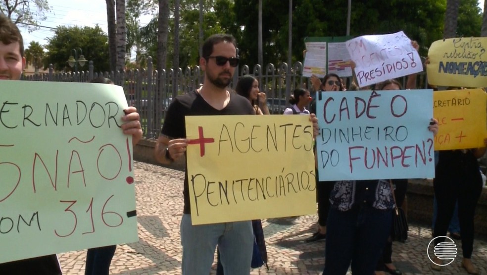 Aprovados em concurso de agente penitenciário fazem protesto em Teresina (Foto: Reprodução TV Clube)