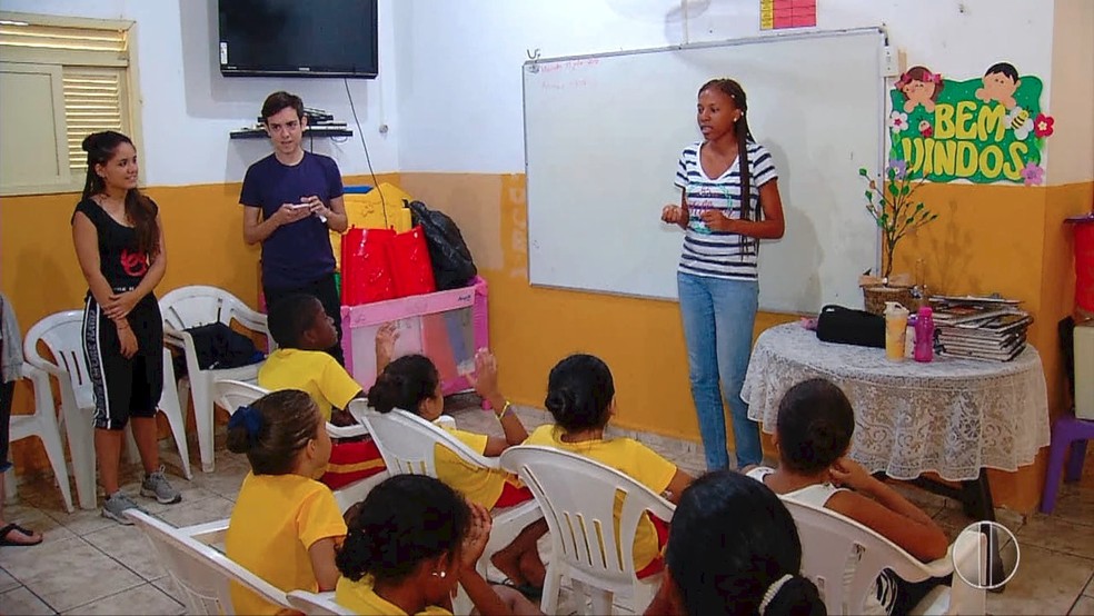 Estudantes estrangeiros dÃ£o aulas de espanhol ou inglÃªs em escolas pÃºblicas de Natal (Foto: Inter TV Cabugi/ReproduÃ§Ã£o)