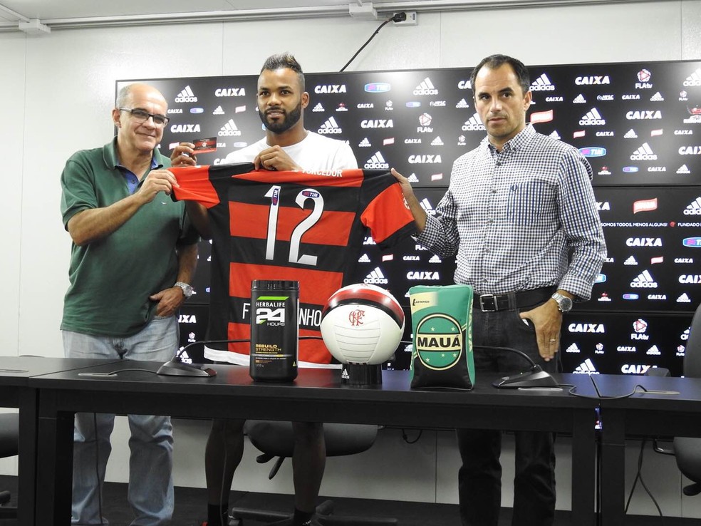 Fernandinho na apresentação ao Flamengo (Foto: Fred Gomes/GloboEsporte.com)