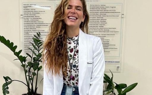 Aos 32, Mariana Goldfarb celebra estágio em hospital: "Nunca é tarde"