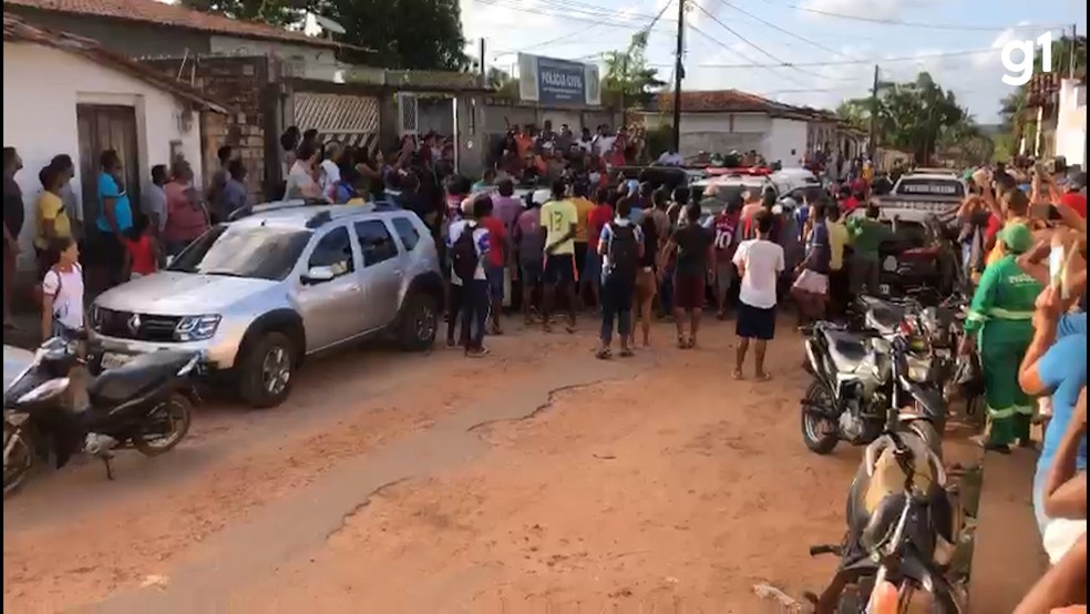 Populares tentam agredir suspeito de matar jovem e jogar o corpo amarrado no cais de Cururupu, no Maranhão — Foto: Reprodução