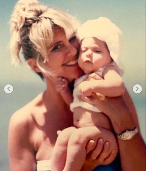 A atriz e cantora Olivia Newton-John (1948-2022) com a filha, Chloe Lattanzi (Foto: Instagram)