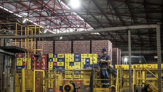 Volume total da Ambev cresce 3% em 2022, impulsionado por consumo recorde no Brasil