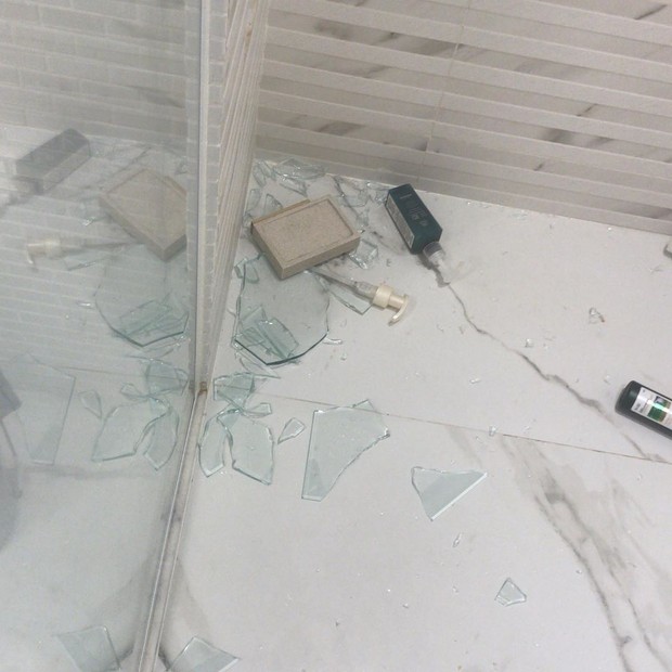 Alex Escobar mostra vidros no chão após prateleira cair em seu banheiro (Foto: Reprodução/Instagram)