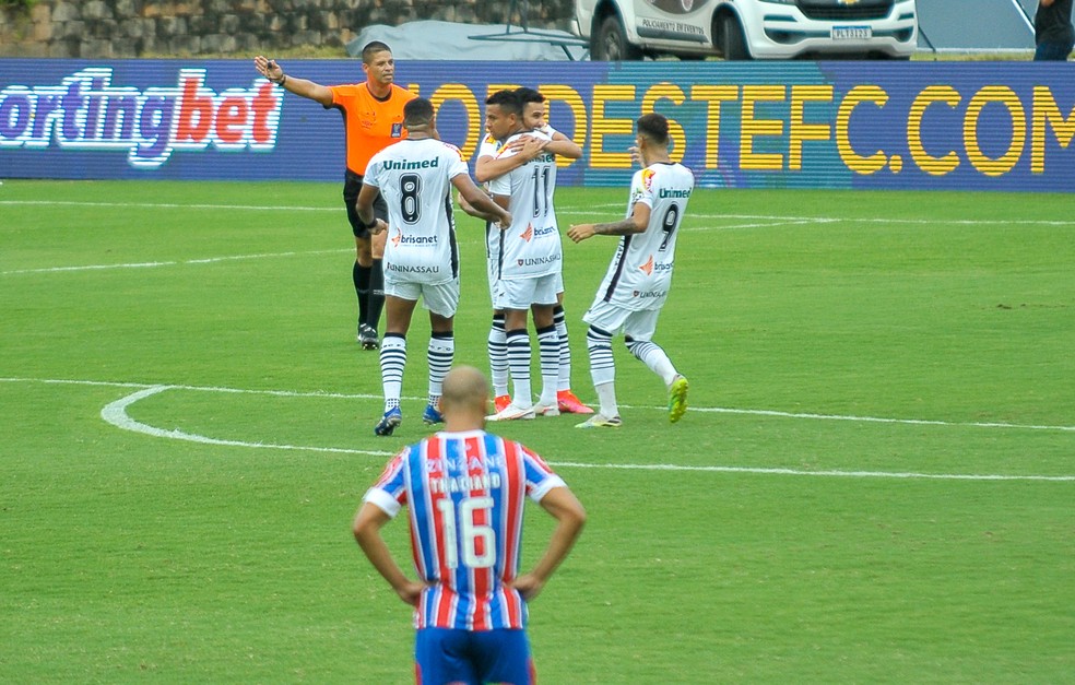 Maycon Douglas marcou para o ABC em duelo contra o Bahia — Foto: Jhony Pinho/AGIF