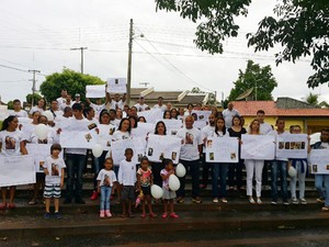 Familiares e amigos homenagearam as estudantes nesta segunda-feira (30) (Foto: William Martins/Cedida)