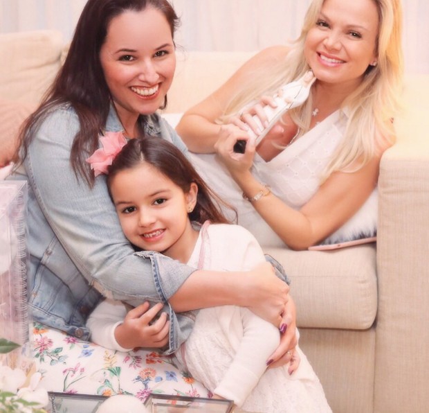 Eliana com Mariana Belém (com a filha, Laura) (Foto: Manuela Scarpa/Brazil News)