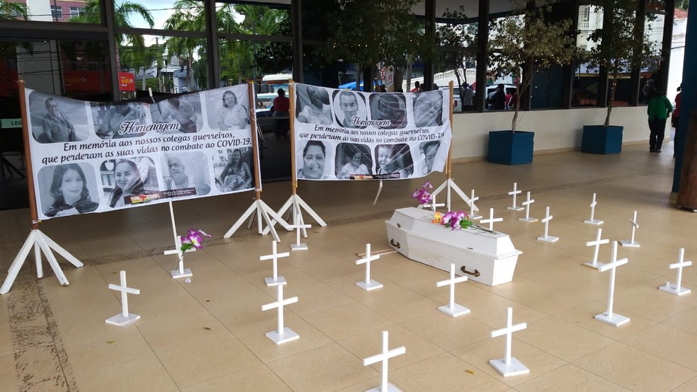 Com caixões e cruzes, servidores da Saúde protestam em frente à Aleac e pedem atualização do PCCR — Foto: Eldérico Silva/Rede Amazônica Acre