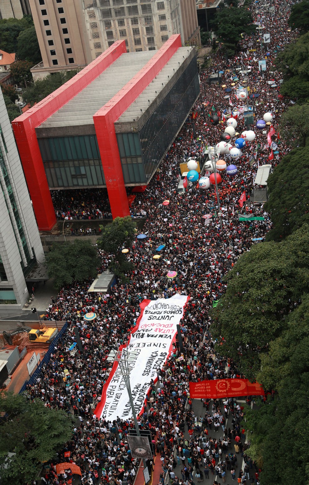 ManifestaÃ§Ã£o na Avenida Paulista contra contigenciamento de verbas para a educaÃ§Ã£o â Foto: Amanda Perobelli/Reuters