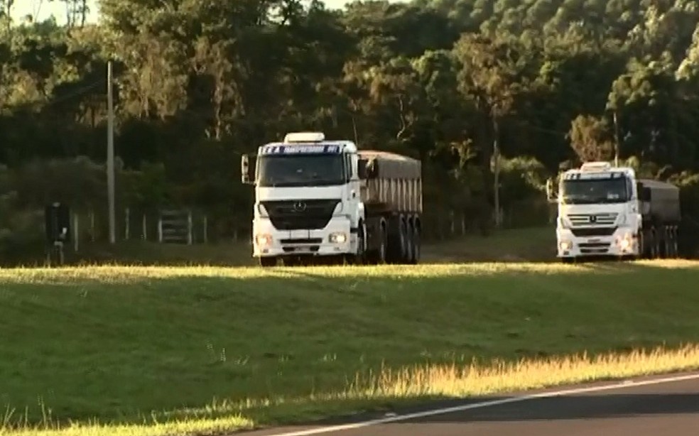 Caminhões voltam a circular pela Rodovia Washington Luís (SP-310)  (Foto: Reprodução/EPTV)