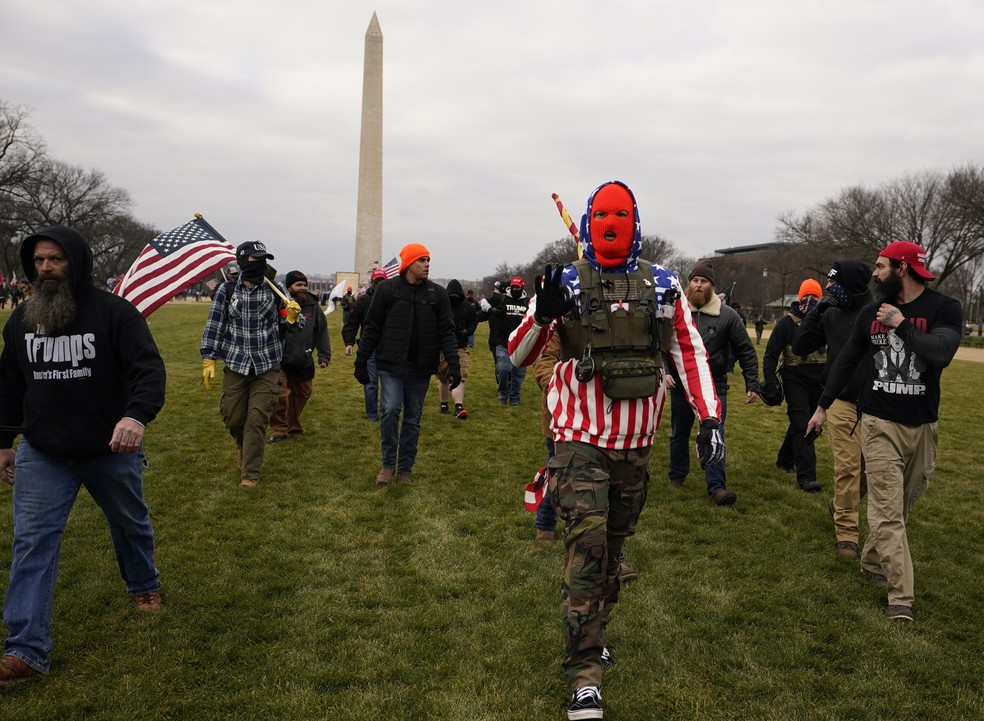 Manifestantes favoráveis a Donald Trump durante evento que ocasionou invasão ao Capitólio em 6 de janeiro de 2023 — Foto: Carolyn Kaster/AP