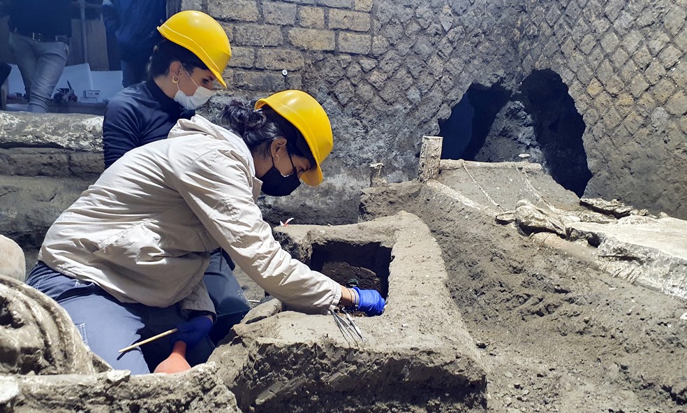 Arqueólogos trabalham em sítio em Pompeia, onde um quarto de escravos foi descoberto — Foto: Cortesia via AFP