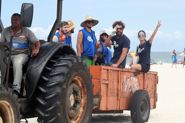 Famosos participam da Ação de Limpeza na Barra da Tijuca (Foto: AgNews)
