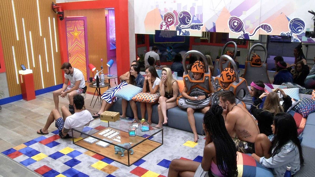 No BBB21, Gil se surpreende com possível voto de Sarah ...