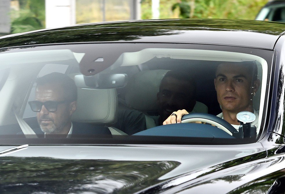 Cristiano Ronaldo chega ao Centro de Treinamento do Manchester United, com Jorge Mendes — Foto: Getty Images
