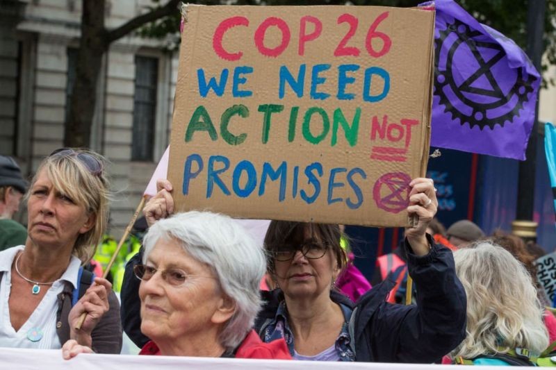 'COP 26: precisamos de ação, não de promessas', diz cartaz de manifestante em Londres (Foto: Getty Images via BBC News Brasil)