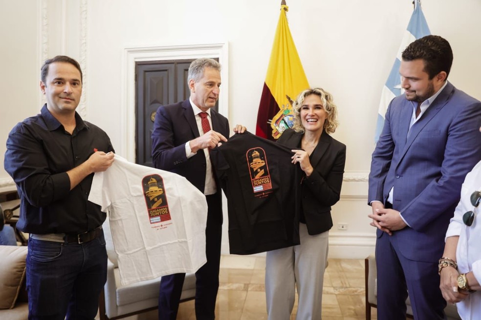 Cynthia Viteri e Josué Sánchez recebem de Landim e Skinner camisa temática que renderá dinheiro para Guayaquil — Foto: Divulgação