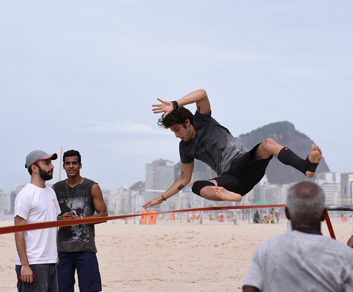 Marcello Melo Jr. e Chay Suede treinam slackline na praia do Leme (Foto: Raphael Dias/Gshow)