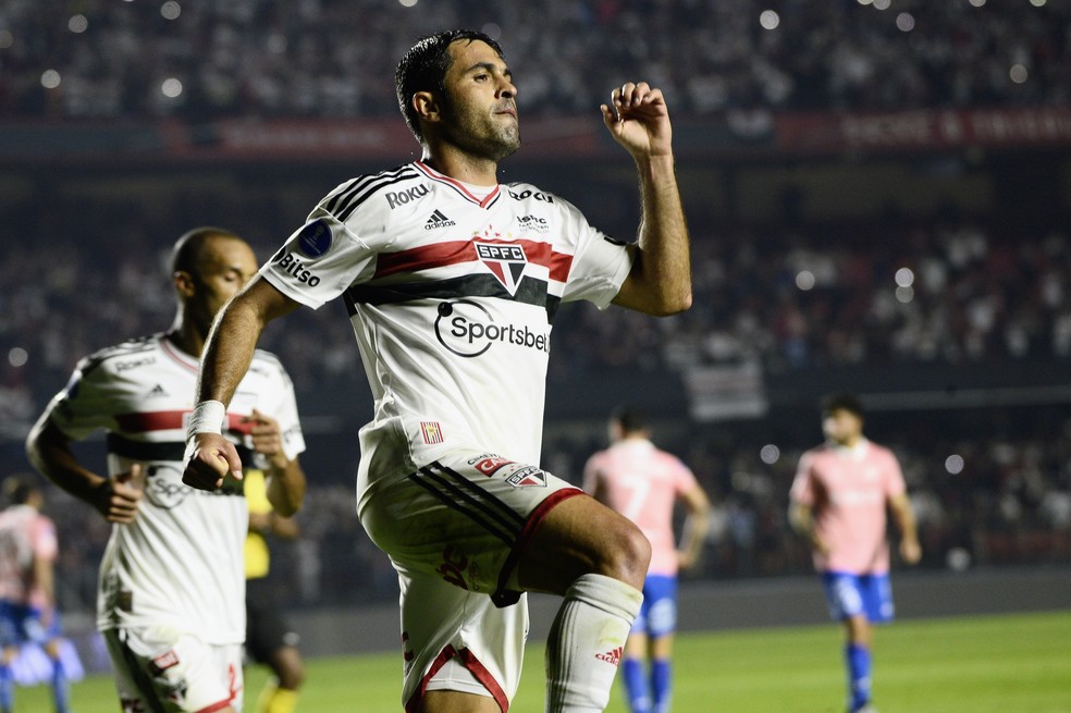 Eder comemora gol pelo São Paulo — Foto: Marcos Ribolli