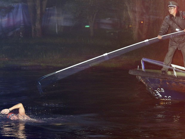 Nadador violou regulamento que proíbe nadar no lago Oeste (Foto: Reuters)