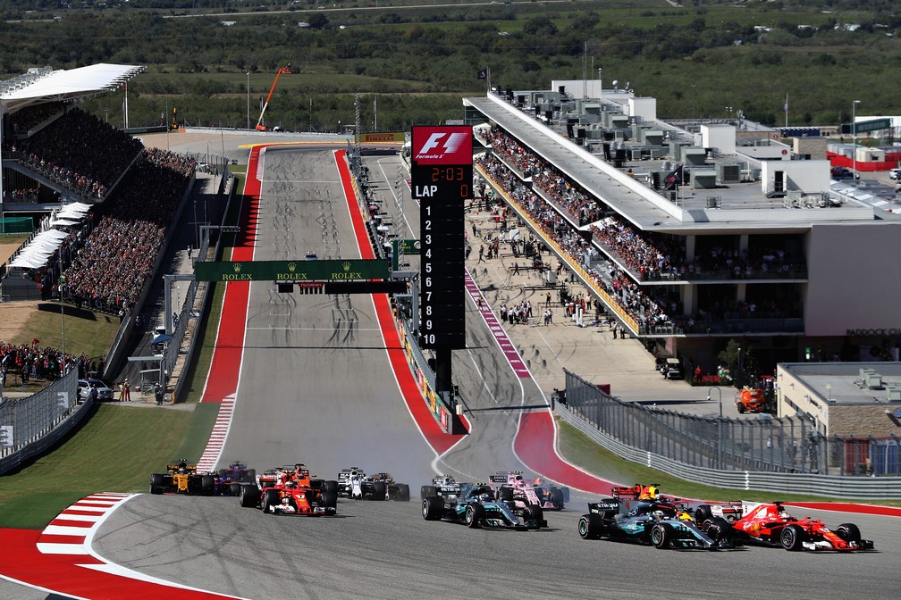 Vettel coloca por dentro na curva 1 e ultrapassa Hamilton (Foto: Getty Images)