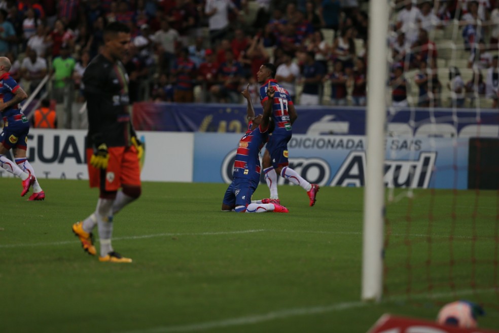 Yuri César comemora primeiro gol pelo Fortaleza — Foto: Kid Júnior/SVM