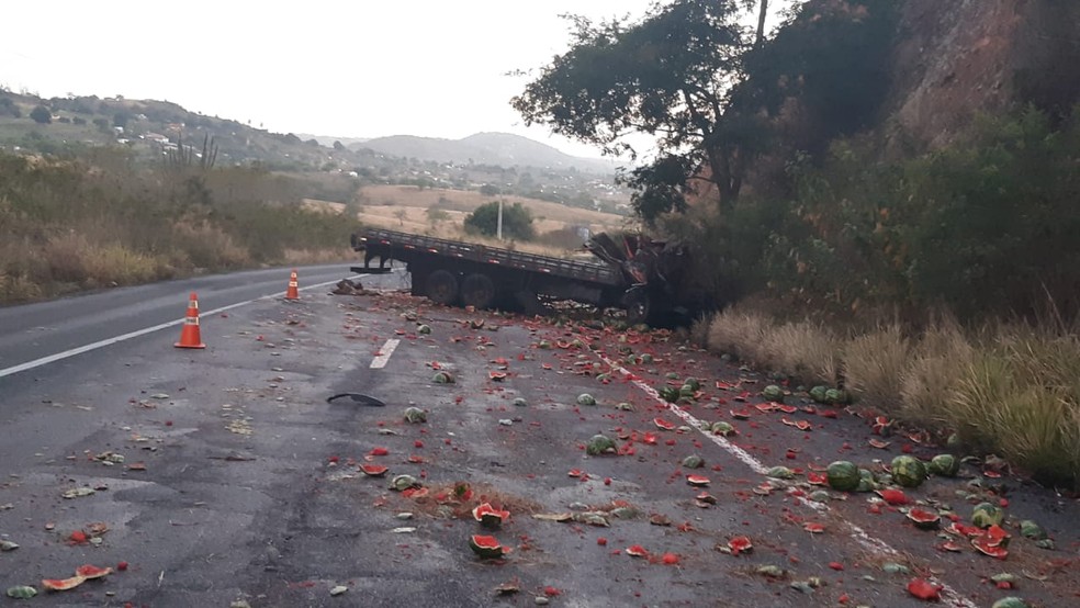 Carga de melancias ficou espalhada pela rodovia após motorista perder o controle do caminhão e bater — Foto: PRF/Divulgação