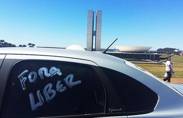 Táxi em frente ao Congresso Nacional com inscrição no vidro contra o aplicativo Uber (Foto: Isabella Calzolari/G1)