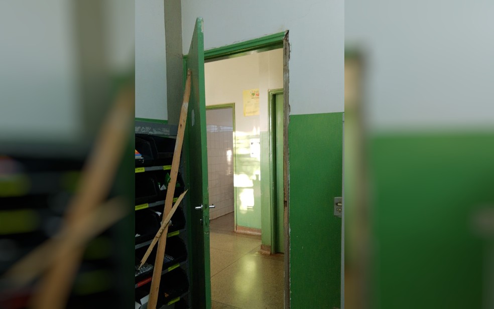 Ladrões furtam posto de saúde em Goiânia  — Foto: Reprodução/TV Anhanguera
