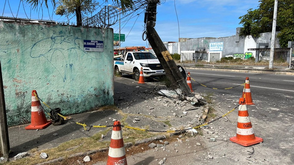 Poste ficou bastante danificado após colisão de caminhonete em Fortaleza. — Foto: Arthur de Moraes/TVM