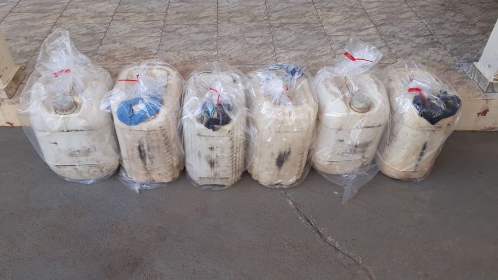 Galões com combustível foram encontrados na caixa de ferramentas do caminhão — Foto: Polícia Militar Rodoviária