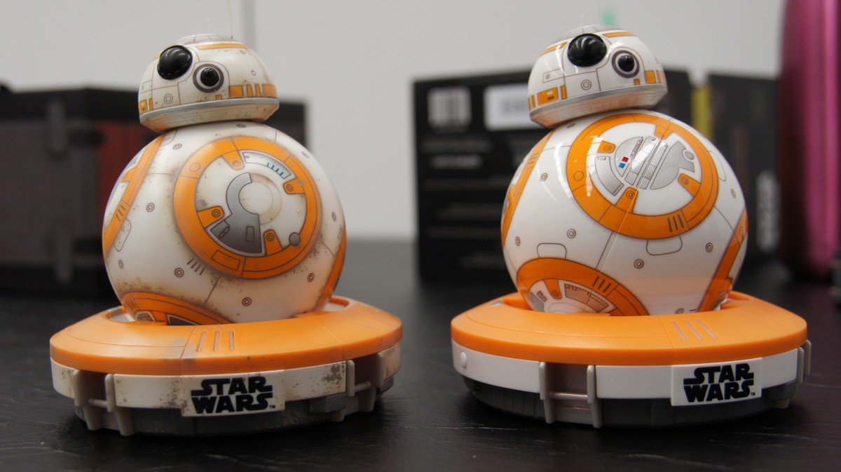 Duas versões do BB-8: a da esquerda, com 