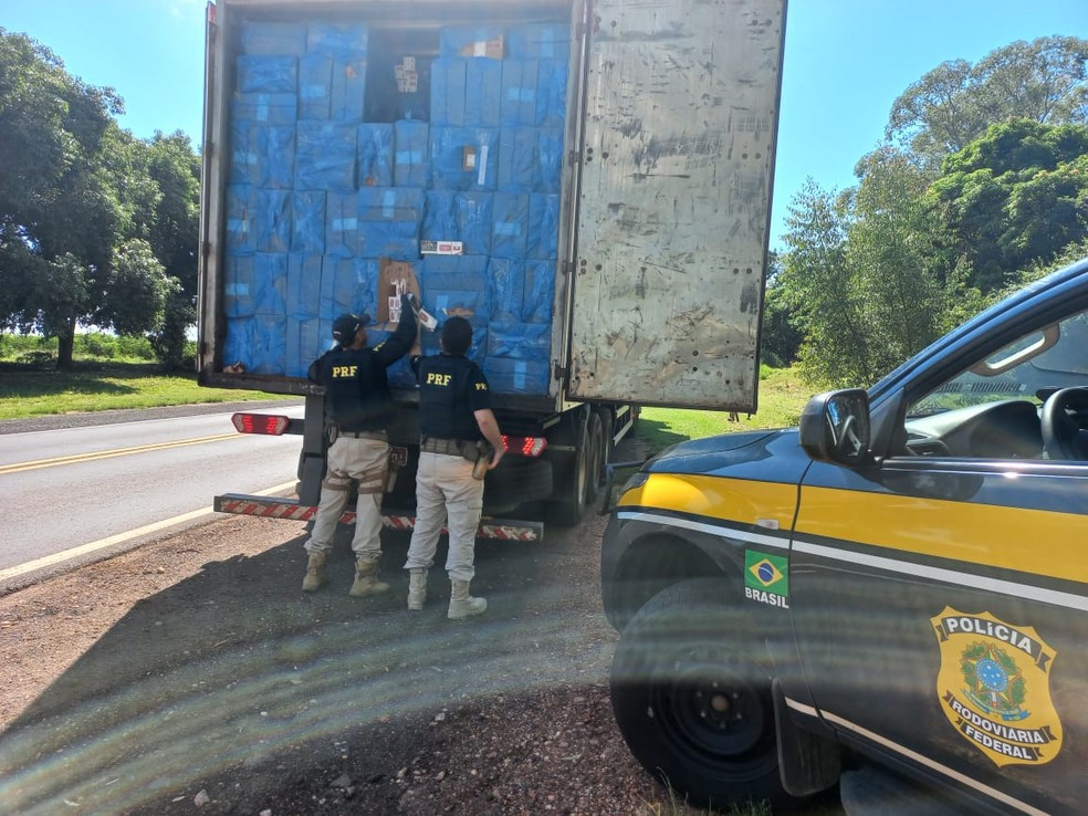 Carga foi abandonada por motorista de caminhão — Foto: Polícia Rodoviária Federal/Divulgação