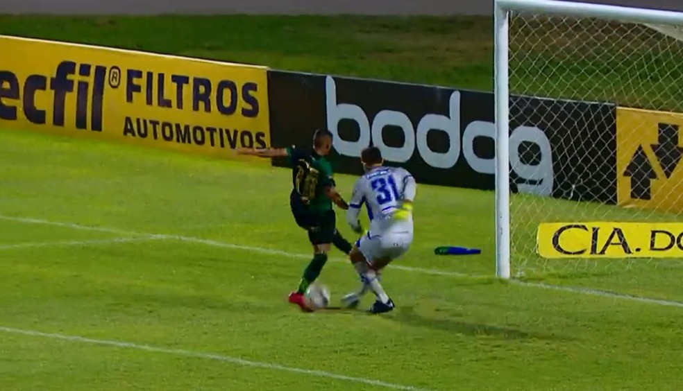 Bruno Grassi falha na derrota do CSA para o América-MG — Foto: Reprodução Premiere