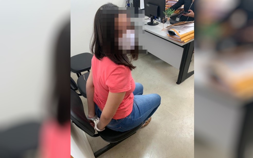 Mulher está presa na sede do Grupo de Investigação de Homicídios, em Anápolis — Foto: Divulgação/GIH