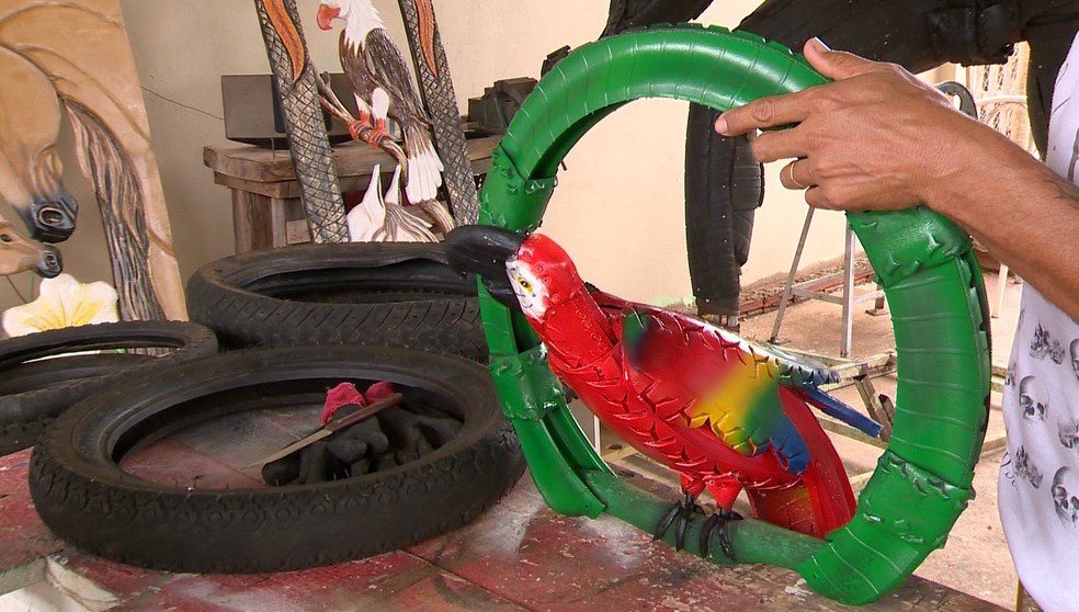 Artista plástico transforma lixo em arte, em Taciba (SP) — Foto: Reprodução/TV Fronteira 