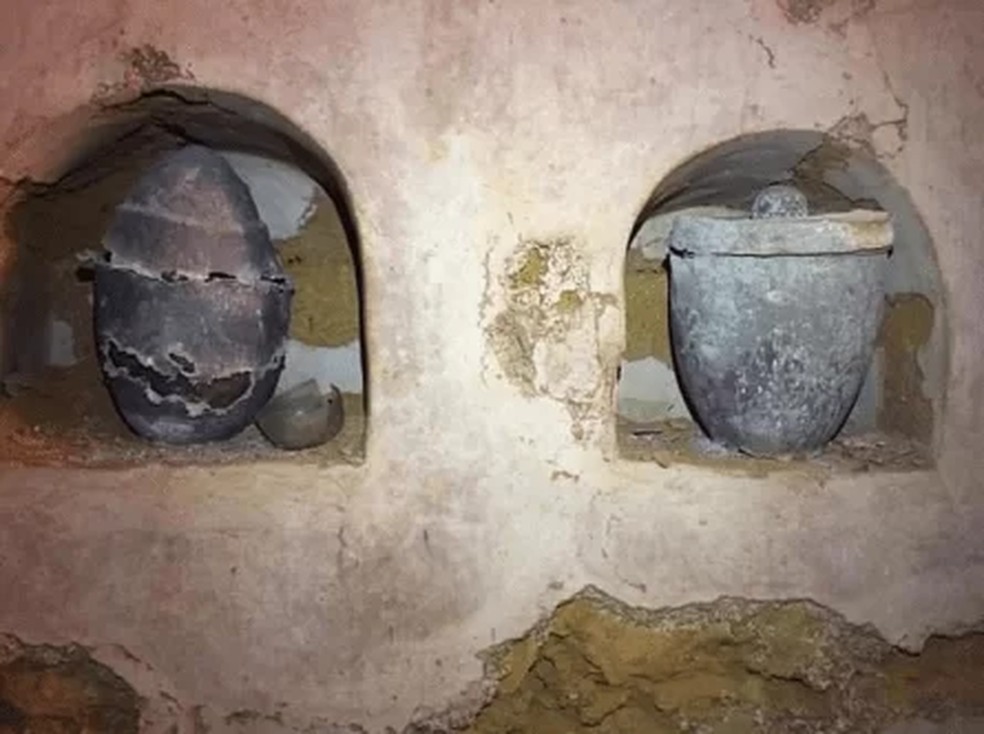 Urnas onde frasco de perfume da &eacute;poca de Cristo foi encontrado &mdash; Foto: Reprodu&ccedil;&atilde;o