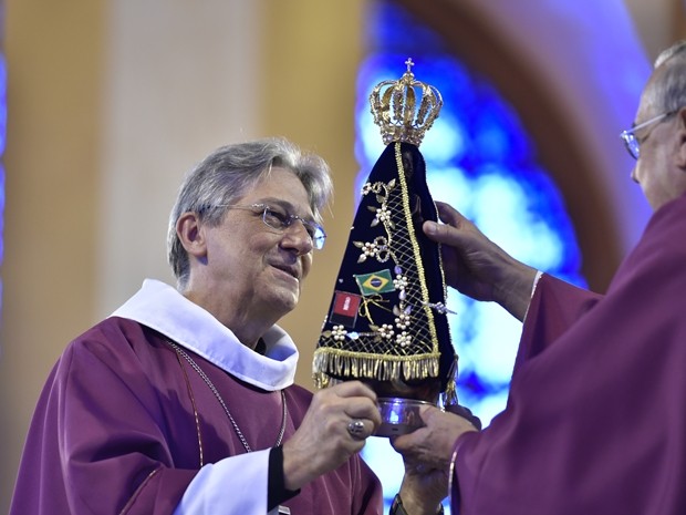 Arcebispo da PB recebe a imagem após celebração no Santuário (Foto: Thiago Leon/Santuário de Aparecida)