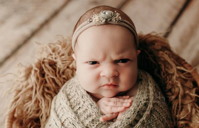 Recém-nascida fica brava em ensaio newborn e fotos viralizam (Foto: Reprodução/Instagram)