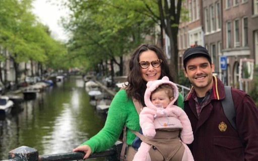 Aline Fanju viaja com filha de 4 meses e marido pela Europa: "Minha familinha"
