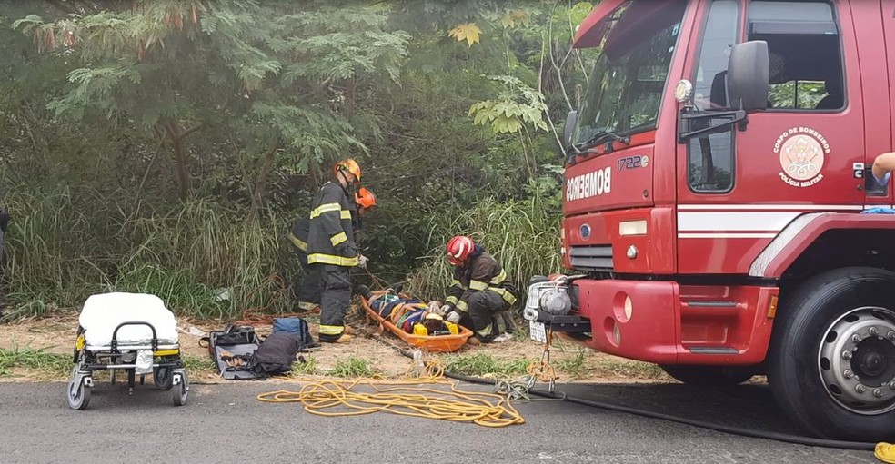 Idoso ficou ferido após o acidente na via expressa da Sampaio Vidal em Marília  — Foto: Alcyr Netto/ TV TEM 