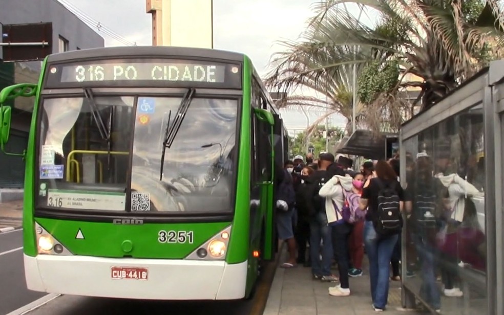 Grande número de passageiros entra em ônibus em Campinas durante a pandemia. — Foto: Reprodução/EPTV